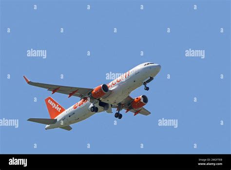 Compagnie A Rienne Easyjet Hi Res Stock Photography And Images Alamy