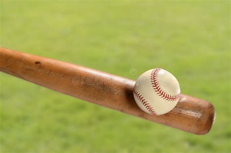 Bate De Béisbol Que Golpea La Bola Foto De Archivo Imagen De Verde