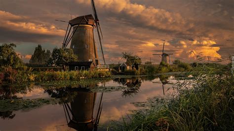 Wiatraki I Ro Liny Nad Kana Em W Kinderdijk