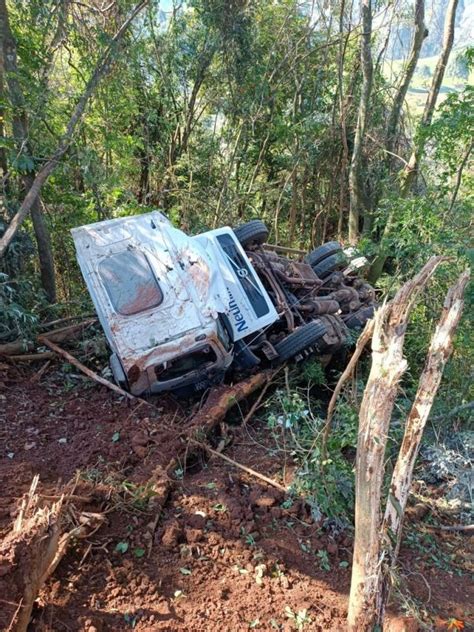 Motorista Fica Ferido Ap S Caminh O Tombar No Meio Oeste