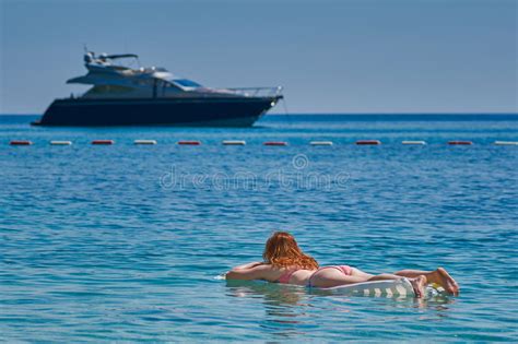 Pose D Uso Degli Occhiali Da Sole E Del Bikini Della Donna Che Nuotano