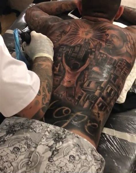 Gabigol esagerato: il suo nuovo tatuaggio occupa tutta la schiena!