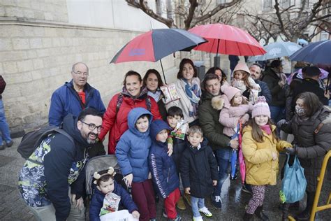 Los Reyes Magos ya están en Jaén Así ha sido su llegada arropados por