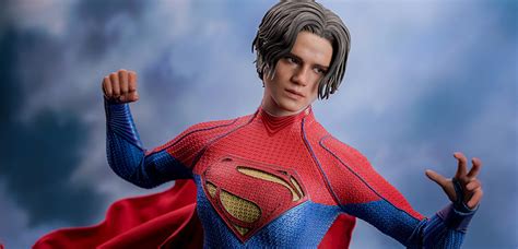 Hot Toys Supergirl The Flash
