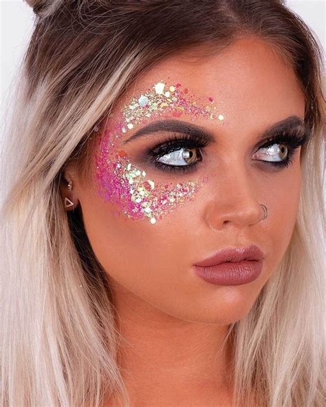 Make Com Glitter Para O Carnaval Festival Makeup Glitter Pink Glitter Makeup Glitter Face Makeup