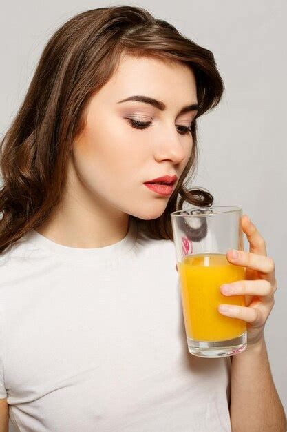 Copo De Suco De Mulher Modelo Feminina Segurando Um Copo De Suco De