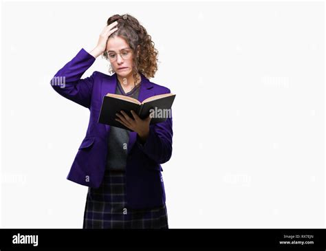 Jeune étudiante brunette girl wearing school uniform lire un livre sur fond isolé a souligné