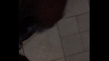 Enjabonándose y acariciando la polla en la ducha XVIDEOS