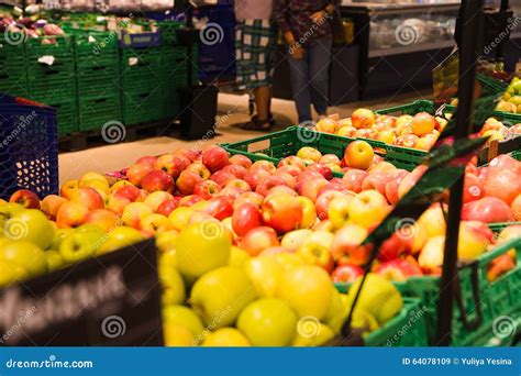 Manojo De Manzanas Rojas Y Verdes En Las Cajas En Supermercado Imagen