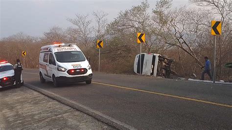 Vuelca En Peligrosa Curva De Oaxaca Accidente Deja 6 Heridos Nvi Noticias