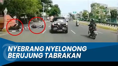 LANGSUNG NYELONONG Pengendara Motor Ini Tertabrak Pemotor Lain Hingga