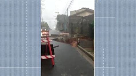 Moradores Pedem Fechamento De Cratera Em Rua De Ferraz De Vasconcelos