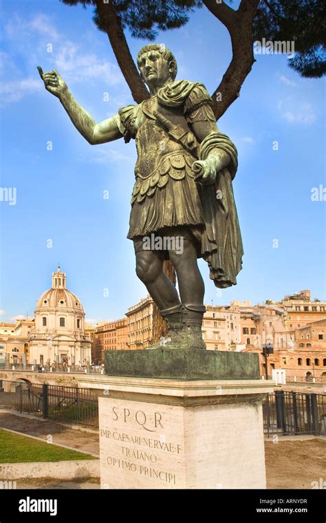 Statue of julius caesar hi-res stock photography and images - Alamy