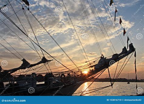 Navio De Madeira Velho No Por Do Sol Foto De Stock Imagem De Nuvens