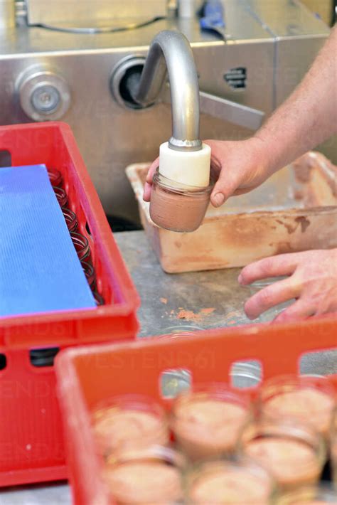 Detalle De La Producci N De Salchichas De H Gado En Una Carnicer A