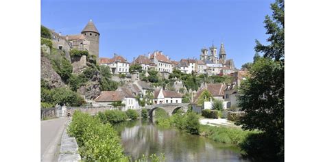 Tourisme À la découverte des plus beaux villages médiévaux Semur en