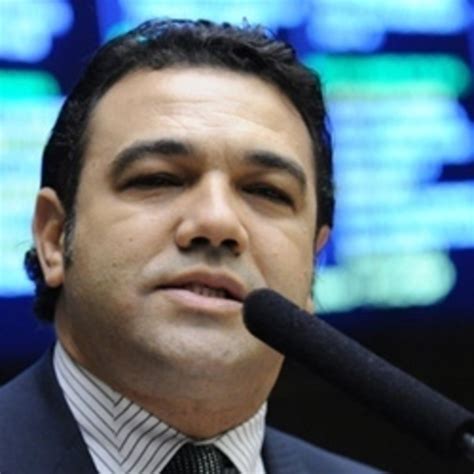 Deputado Marco Feliciano adia sessão que votaria cura gay em comissão