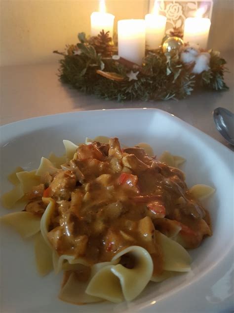 Puten Sahne Gulasch Auf Bandnudeln Von Meggidom Chefkoch De