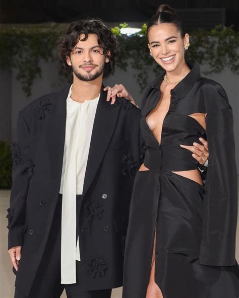 Bruna Marquezine e Xolo Maridueña participam de baile de gala em Los