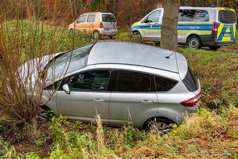 Willofs Pkw Kommt Von Stra E Ab Und Landet Im Graben Vogelsberger