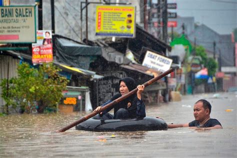 Nine Dead After Indonesian Capital Hit By New Year Flooding Update