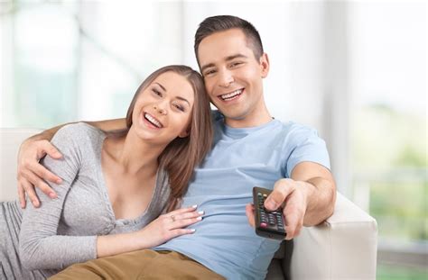 Pareja Joven Viendo La Tele En Casa Foto Premium