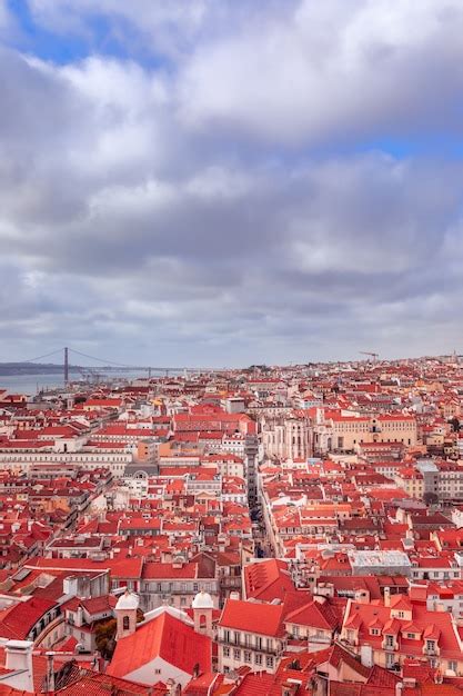 Hermosa vista panorámica de la ciudad de lisboa con techos de tejas