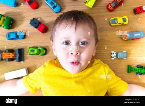 Lindo Niño Jugando Con Muchos Coches De Juguete En El Interior Niño