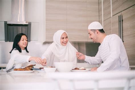 Adab Makan Dan Minum Dalam Islam Hingga Sosok Penjual Gorengan Cantik