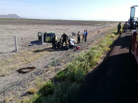 Familia vuelca en la carretera San Pedro Cuatro Ciénegas en Coahuila