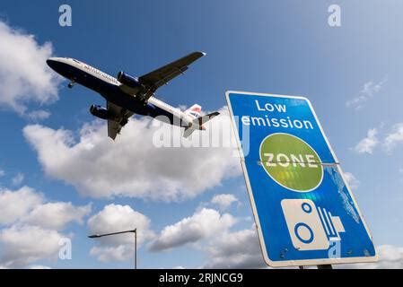 Cartello Zona A Bassa Emissione Con Atterraggio Di Un Jet Plane All