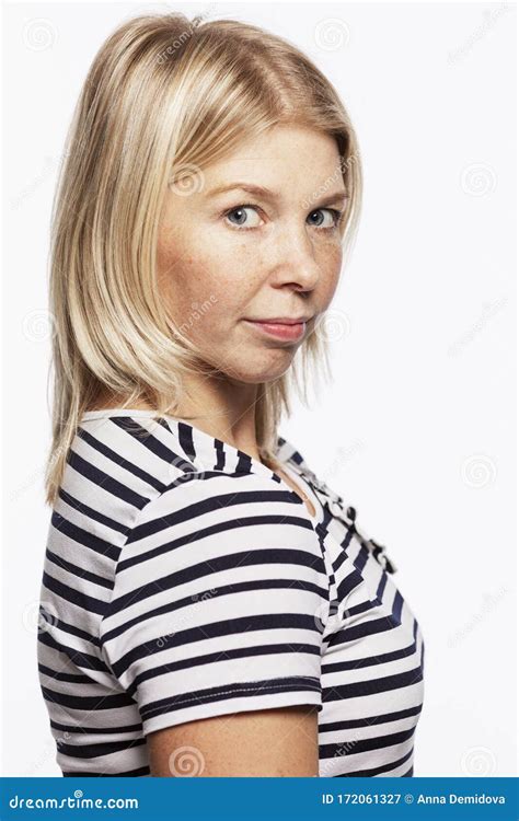 Jeune Femme Blonde Avec Des Taches De Rousseur Gros Plan Fond Blanc Verticale Image Stock