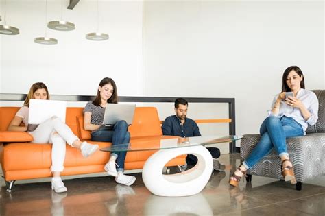 Quatro Jovens Latinos Sentados Na Sala Do Escrit Rio Usando Laptops E