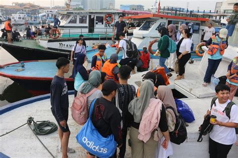 FOTO Ribuan Wisatawan Padati Pelabuhan Muara Angke