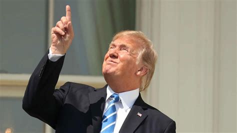 Pendant ce temps là Donald Trump fixe léclipse sans lunettes GQ France