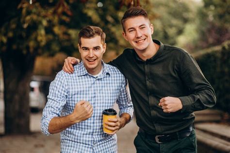 Chicos adultos jóvenes caminando juntos en el parque Foto Gratis