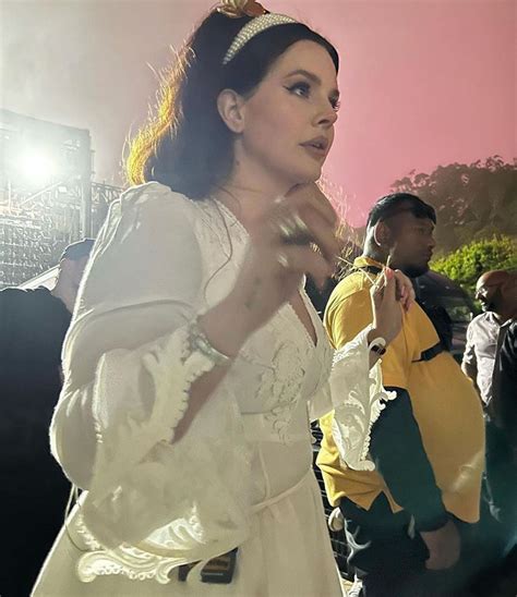 Lana Del Reys Mexico Performance Goes Viral After Crowd Gets Hit By A