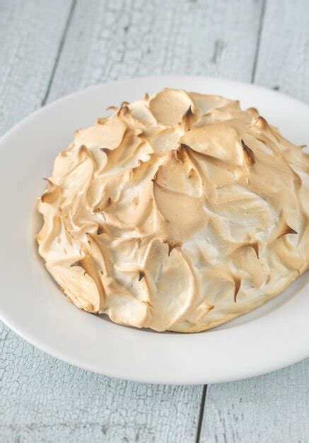 Premium Photo Baked Alaska Dessert