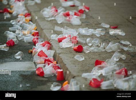 Muchos vasos de plástico tirados en una calle plástico concepto de