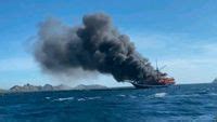 Kapal Pinisi Angkut Wisatawan Terbakar Di Perairan Labuan Bajo