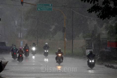 Hujan Di Indonesia Tiba Lebih Lambat Ini Prediksi Lengkap BMKG