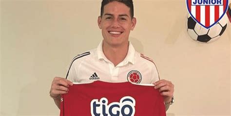 James Rodr Guez Al Junior De Barranquilla Pos Con Sus Colores E