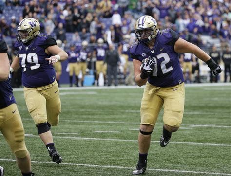 Trey Adams Huskies All Pac 12 Left Tackle Exits With Apparent Knee