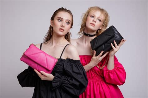 Dos Modelos De Moda En Rosa Fucsia Y Negro Vestido Gargantilla Bolso