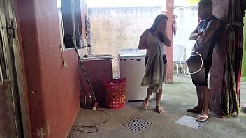 Minha esposa saiu e a empregada não resistiu meu pau ereto XVIDEOS