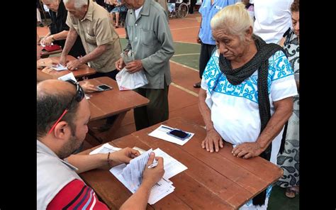 Abuelitos Ya Cobran Su Pensión Desde El Balcon