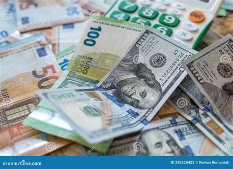 Calculadora Em D Lares E Notas De Euro C Mbio Moeda Foto De Stock