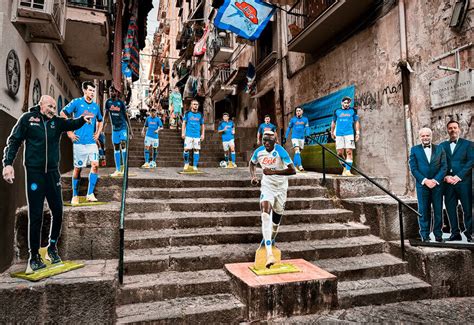 Napoli Ai Quartieri Spagnoli Spuntano Le Sagome Dei Calciatori Azzurri