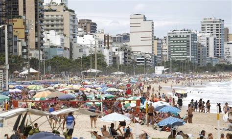 Fim da Covid 19 Praias do Rio ficam lotadas em feriadão nublado