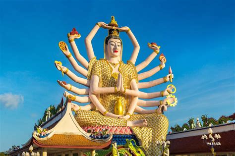 Статуята на Шива в Wat Plai Laem Temple, Самуи, Тайланд през летен ден ...